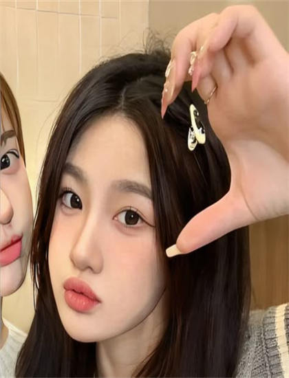 双语字幕：《且寻蜂车》色彩运用娱乐解析引人入胜的：色调选择与情绪表达分析